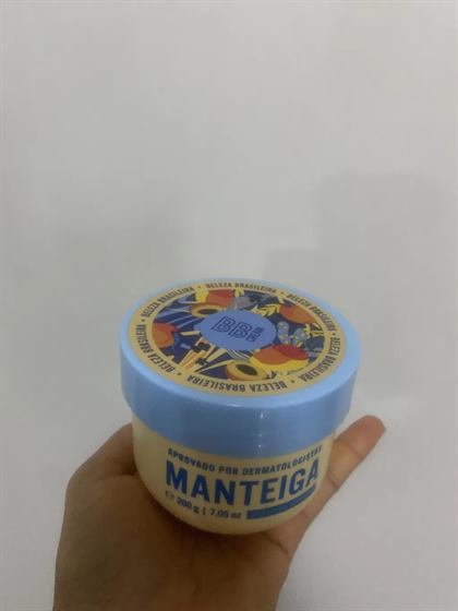Cliente com os hidratantes Beleza Brasileira