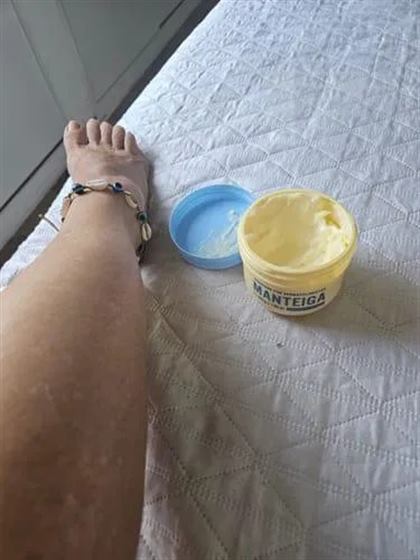 Cliente com os hidratantes Beleza Brasileira
