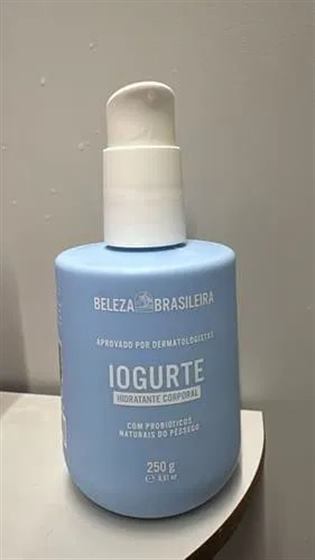 Cliente com os hidratantes Beleza Brasileira