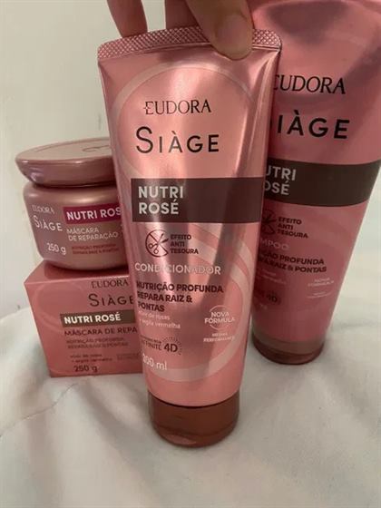 Cliente com o kit Siàge Nutri Rosé