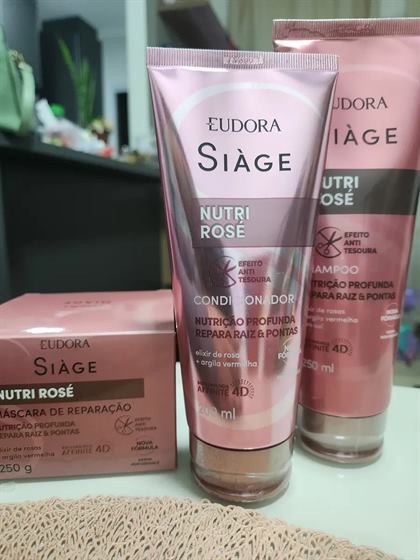 Cliente com o kit Siàge Nutri Rosé