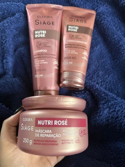 Cliente com o kit Siàge Nutri Rosé