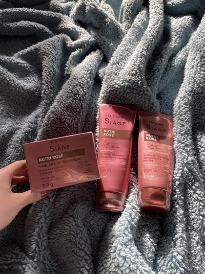 Cliente com o kit Siàge Nutri Rosé