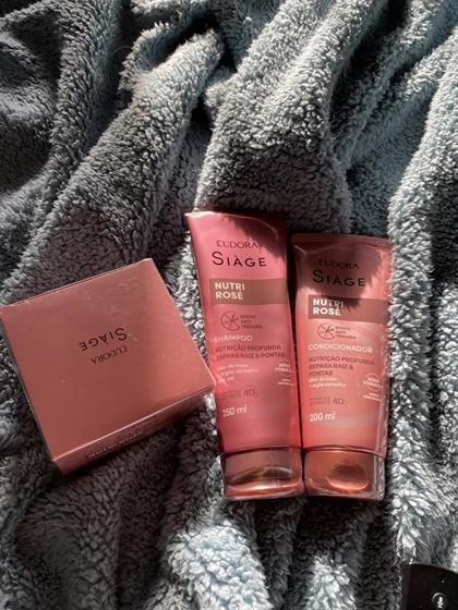 Cliente com o kit Siàge Nutri Rosé