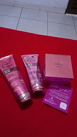 Cliente com o kit Siàge Nutri Rosé