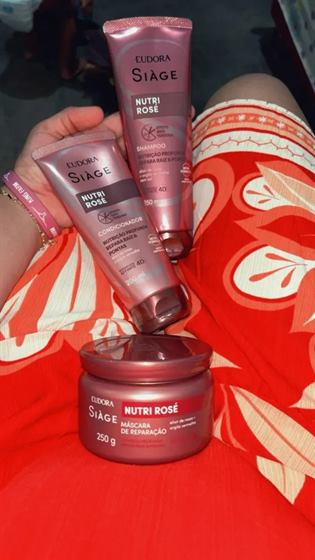 Cliente com o kit Siàge Nutri Rosé