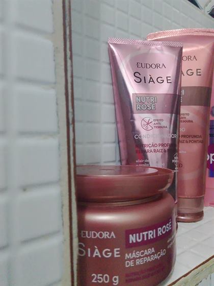 Cliente com o kit Siàge Nutri Rosé