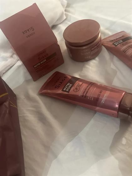 Cliente com o kit Siàge Nutri Rosé