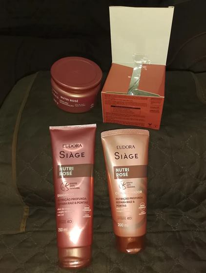 Cliente com o kit Siàge Nutri Rosé