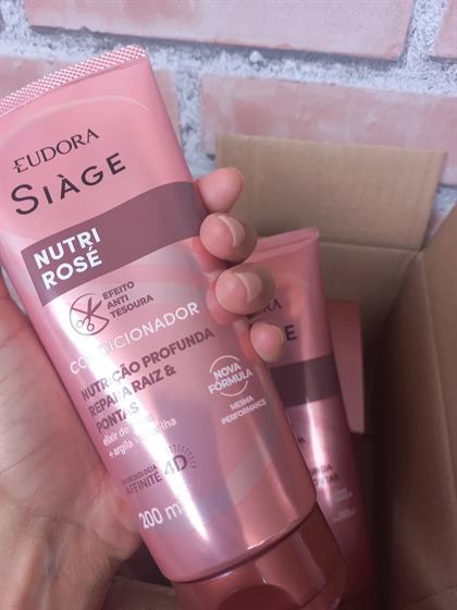 Cliente com o kit Siàge Nutri Rosé