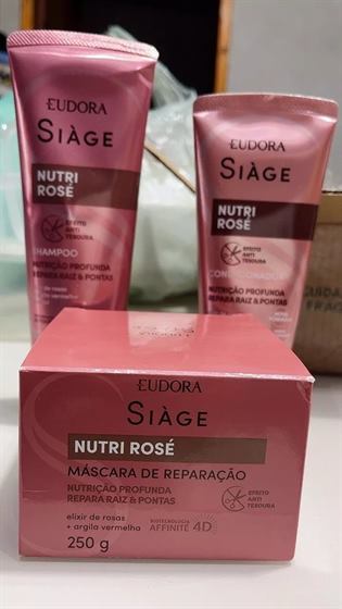 Cliente com o kit Siàge Nutri Rosé