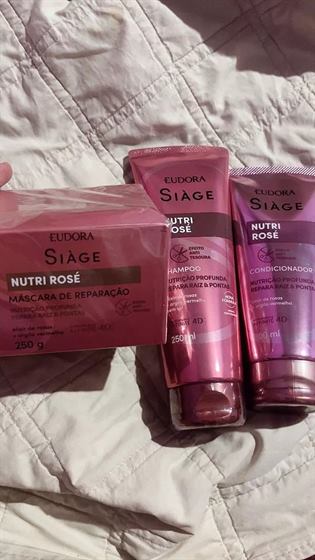 Cliente com o kit Siàge Nutri Rosé