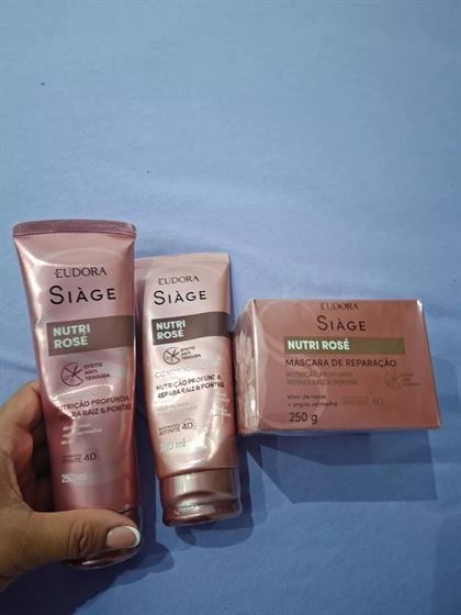Cliente com o kit Siàge Nutri Rosé