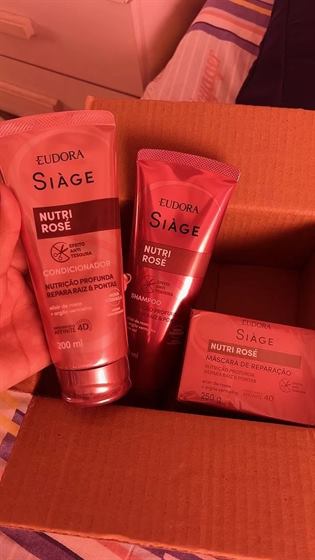 Cliente com o kit Siàge Nutri Rosé