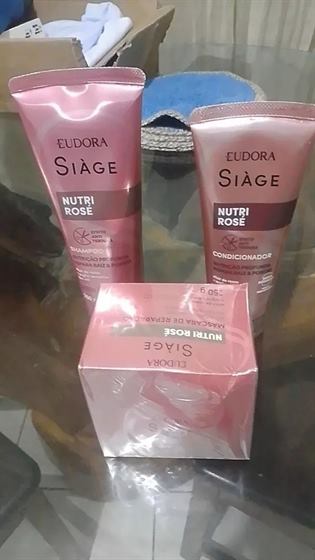 Cliente com o kit Siàge Nutri Rosé