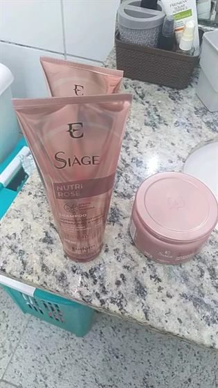 Cliente com o kit Siàge Nutri Rosé