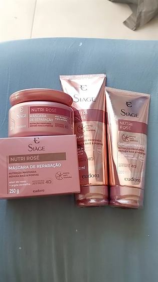 Cliente com o kit Siàge Nutri Rosé