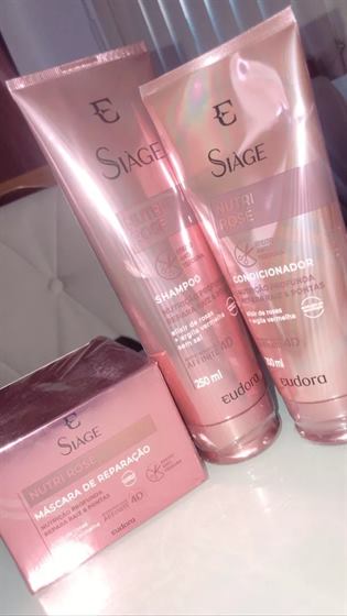 Cliente com o kit Siàge Nutri Rosé