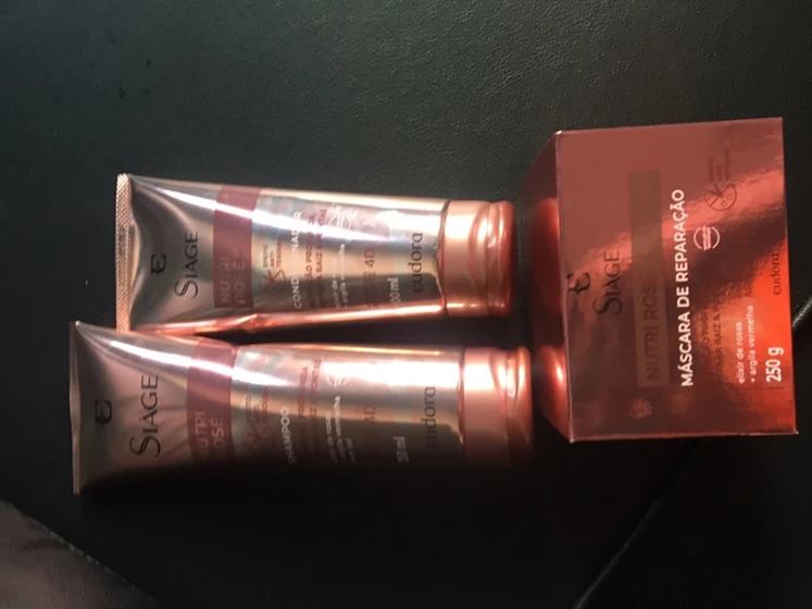 Cliente com o kit Siàge Nutri Rosé