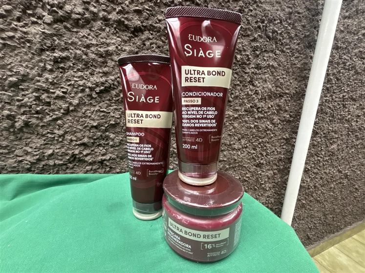 Cliente com o kit Siàge Ultra Bond Reset