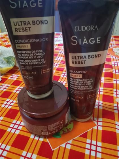 Cliente com o kit Siàge Ultra Bond Reset