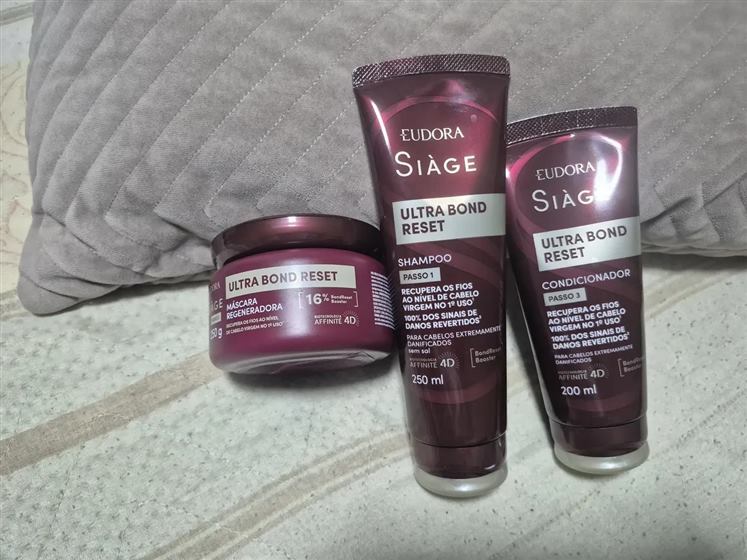 Cliente com o kit Siàge Ultra Bond Reset