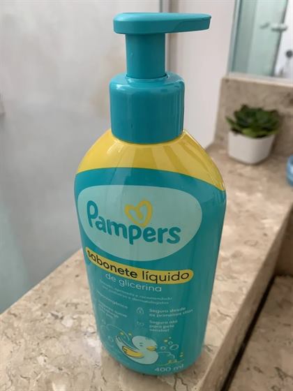Cliente com o kit Pampers