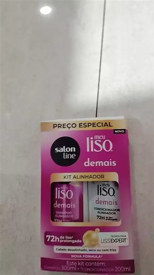 Cliente com o kit Salon Line Meu Liso Demais