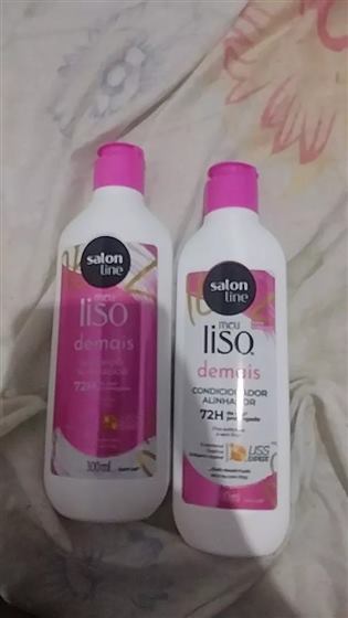 Cliente com o kit Salon Line Meu Liso Demais