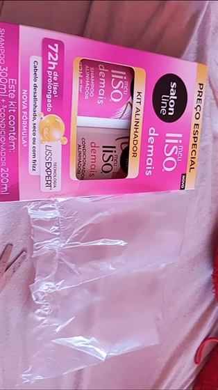 Cliente com o kit Salon Line Meu Liso Demais