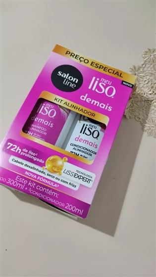 Cliente com o kit Salon Line Meu Liso Demais