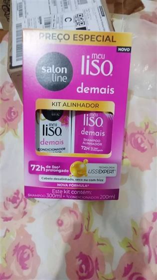Cliente com o kit Salon Line Meu Liso Demais