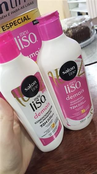 Cliente com o kit Salon Line Meu Liso Demais