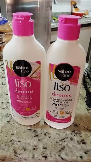 Cliente com o kit Salon Line Meu Liso Demais