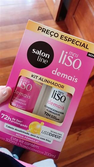 Cliente com o kit Salon Line Meu Liso Demais