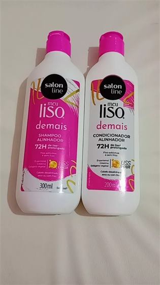 Cliente com o kit Salon Line Meu Liso Demais