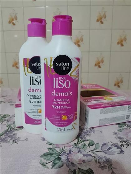 Cliente com o kit Salon Line Meu Liso Demais