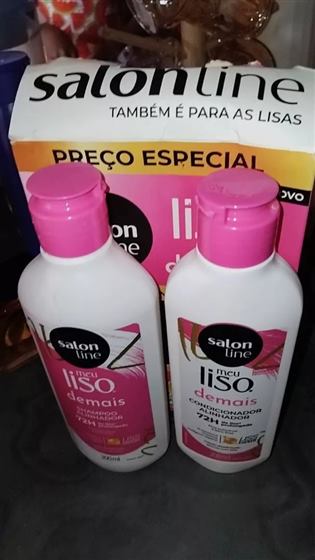 Cliente com o kit Salon Line Meu Liso Demais
