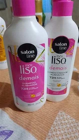 Cliente com o kit Salon Line Meu Liso Demais