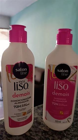 Cliente com o kit Salon Line Meu Liso Demais