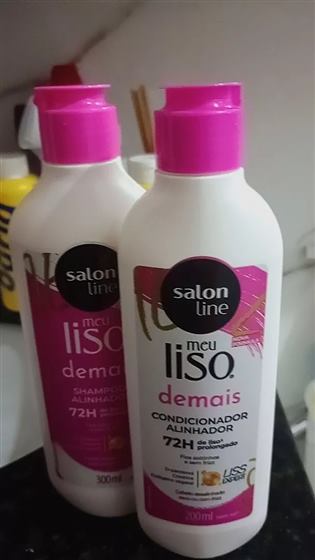 Cliente com o kit Salon Line Meu Liso Demais