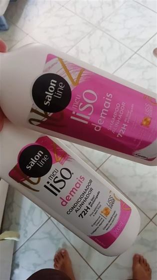 Cliente com o kit Salon Line Meu Liso Demais