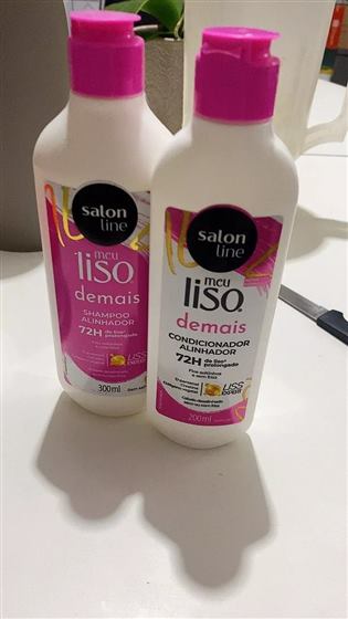 Cliente com o kit Salon Line Meu Liso Demais