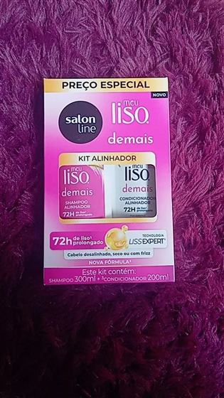 Cliente com o kit Salon Line Meu Liso Demais