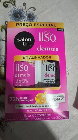 Cliente com o kit Salon Line Meu Liso Demais